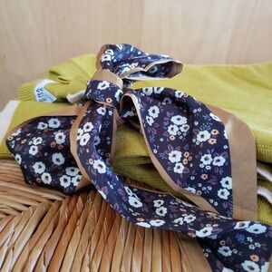 Retro Bow Sweater Size Medium NEW!